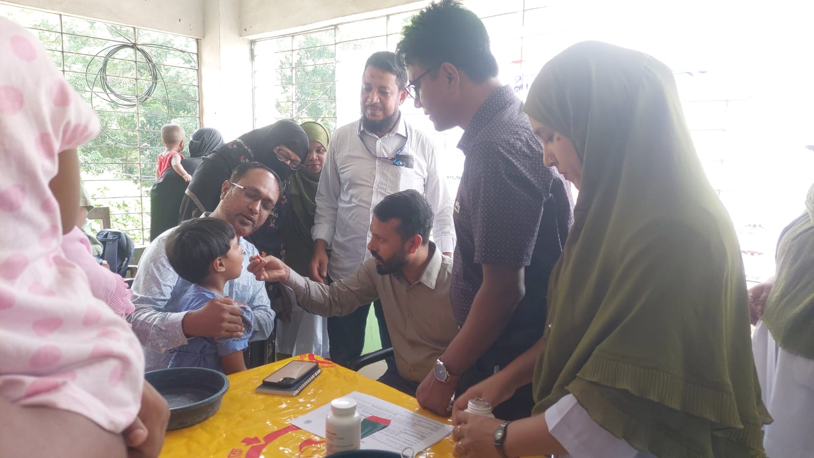 শিশুকে ভিটামিন ‘এ’ ক্যাপসুল খাওয়ানো হচ্ছে। ছবি: ডেইলি বাংলাদেশ